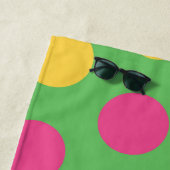 Polka Dots in Lime Green Hot Roze en Geel Strandlaken (In situ)