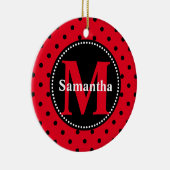 Polka Dots in rood en zwart gepersonaliseerd Keramisch Ornament (Rechts)