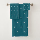 Polka Dots White op Blauwgroen Bad Handdoek (Insitu)