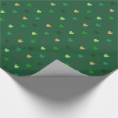 Polka harten op bosgroen cadeaupapier (Hoek)