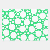 Polka-punten in drie kleuren die papierbladen over inpakpapier vel (Voorkant 2)