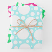 Polka-punten in drie kleuren die papierbladen over inpakpapier vel (In situ)