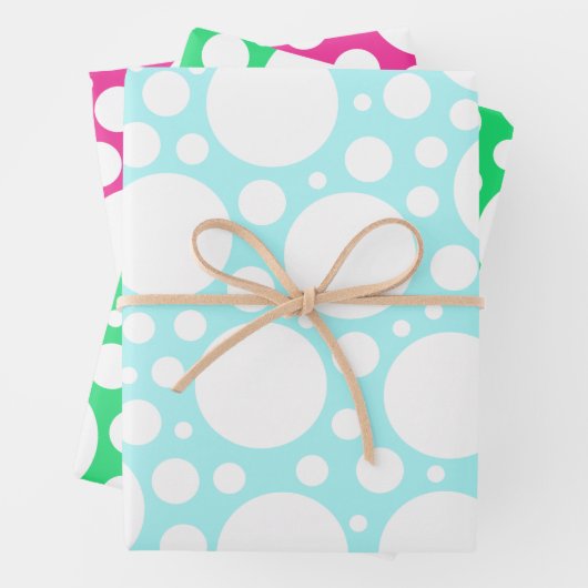 Polka-punten in drie kleuren die papierbladen over inpakpapier vel (In situ)