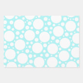 Polka-punten in drie kleuren die papierbladen over inpakpapier vel (Voorkant)