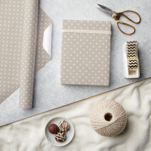 Polka-punten op een getextureerd beige cadeaupapier (Crafts)