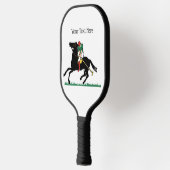  polospeler op grote Pony Pickleball Paddle (Links)