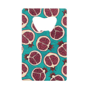 Pomegranaatplakken op turquoise creditkaart flessenopener