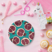 Pomegranaatplakken op turquoise papieren bordje (Feest)