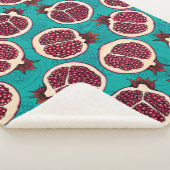Pomegranaatplakken op turquoise sherpa deken (3/4)