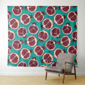 Pomegranaatplakken op turquoise wandkleed (In Situ (horizontaal))