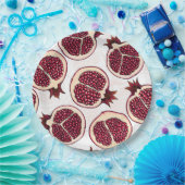 Pomegranaatplakken op wit papieren bordje (Feest)