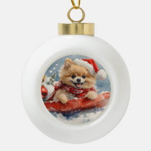 Pomeranian hond in slee laat het sneeuwen Kerstmis Keramische Bal Ornament