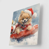 Pomeranian hond in slee laat het sneeuwen Kerstmis Vierkante Klok (Hoek)