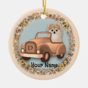 Pomeranian hond rijdt in auto keramisch ornament