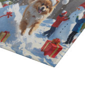Pomeranian rent in de sneeuw met kerstmuts snijplank (Hoek)
