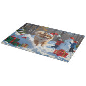 Pomeranian rent in de sneeuw met kerstmuts snijplank (Hoek)