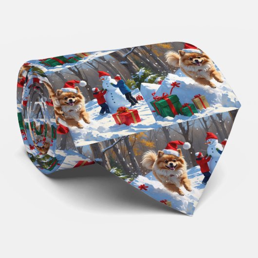 Pomeranian Rent in de Sneeuw met Kerstmuts Stropdas (Opgerold)