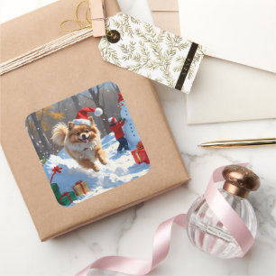 Pomeranian rent in de sneeuw met kerstmuts vierkante sticker