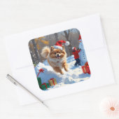 Pomeranian rent in de sneeuw met kerstmuts vierkante sticker (Envelop)