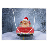 Pommeraanse hond op sneeuw in kerstmis groot cadeauzakje