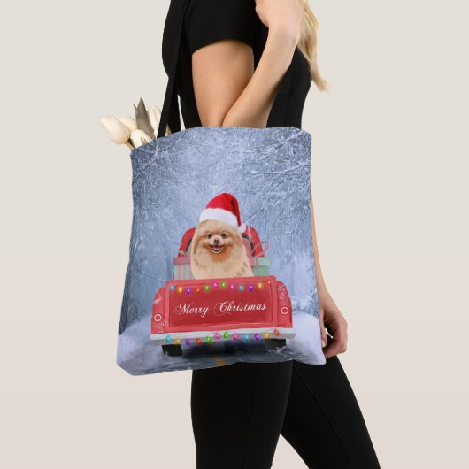 Pommeraanse hond op sneeuw in kerstmis tote bag (Dichtbij)