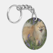 Pommeren die naar camera kijken in de Bluebells Sleutelhanger (Voorkant Links)