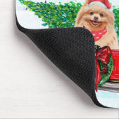 Pommerse hond in kerstcadeauwagen muismat (Hoek)