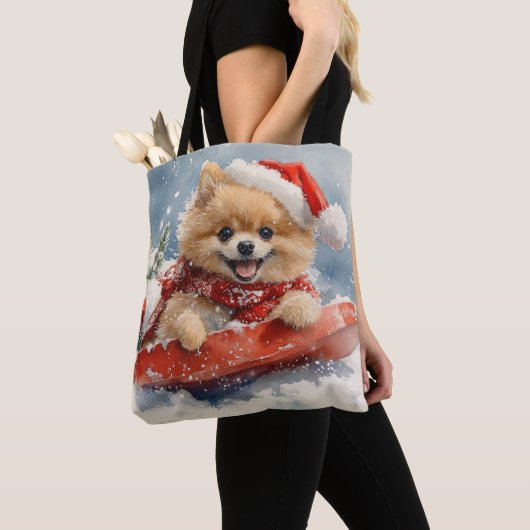 Pommerse Hond in Sledge Laat het Sneeuw Kerstmis Tote Bag (Dichtbij)