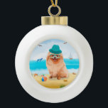 Pommerse Hond op het strand Keramische Bal Ornament<br><div class="desc">Een Pommerse hond die op het strand zit,  is een perfect cadeau-idee voor iemand die van dit hondenras houdt.</div>