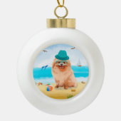 Pommerse Hond op het strand Keramische Bal Ornament (Voorkant)