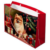 Pommerse zittend bij kerstboom groot cadeauzakje (Achterkant Gekanteld)