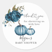Pompoen Blauw Bloemen Baby shower Favor Ronde Sticker (Voorkant)