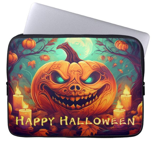 Pompoen met eng gezicht tussen kaarsen, Halloween Laptop Sleeve (Voorkant)
