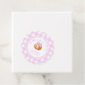 Pompoen met roze strik in kooi baby shower bedankjes labels (In situ)