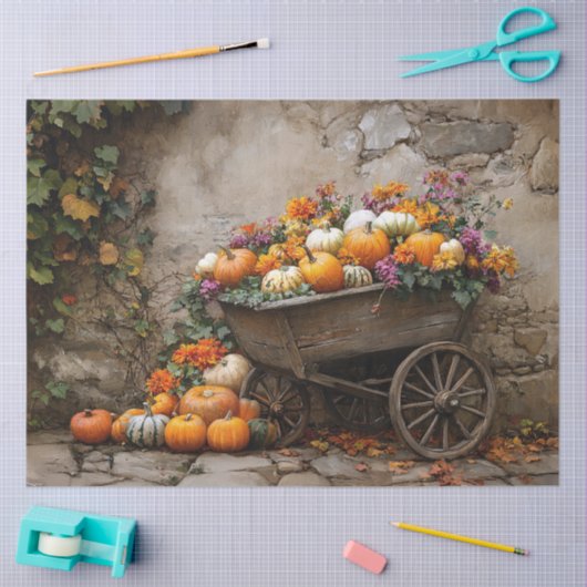 Pompoenen, bloemen en bladeren in een kruiwagen tissuepapier (Craft)