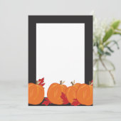 Pompoenen en bladeren op zwarte Herfst Kaart (Staand voorkant)