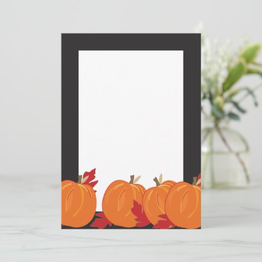 Pompoenen en bladeren op zwarte Herfst Kaart (Staand voorkant)
