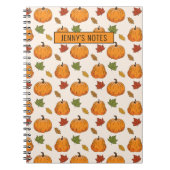 Pompoenen en kleurrijke herfst leren patronen en t notitieboek (Voorkant)