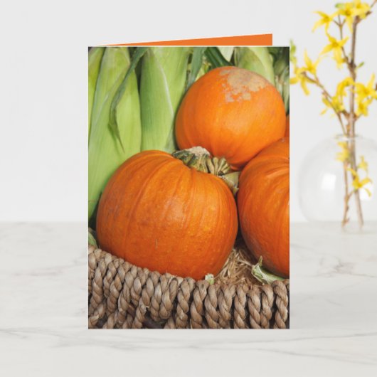 Pompoenen en Stalken van Maïs in Mand Gepersonalis Kaart (Gele Bloem)