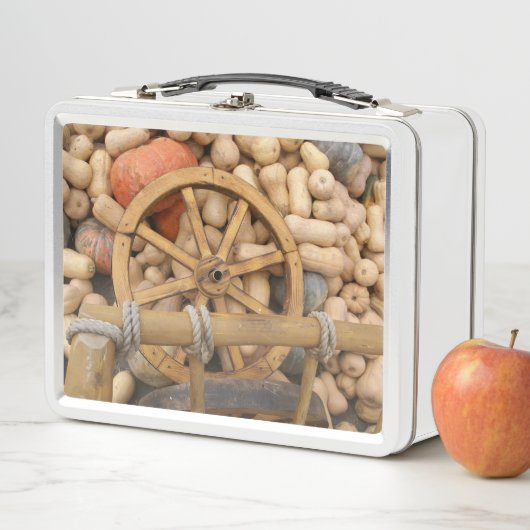 Pompoenen en wieltjes van de landelijke houten kar (In situ)