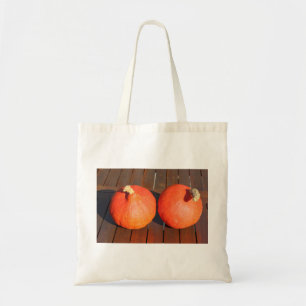 Pompoenen op een houten tafel tote bag
