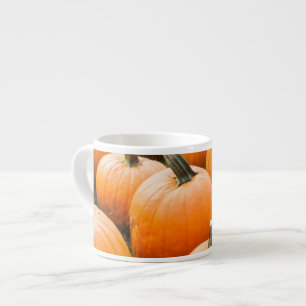 Pompoenen voor verkoop op de markt van een boer espresso kop