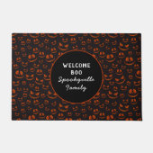 Pompoenogen en -korrels op zwarte halloween-naam deurmat (Voorkant)