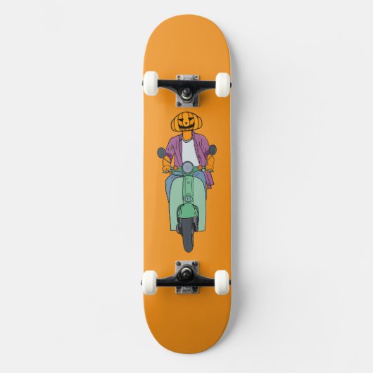 Pompoenrijder op mintgroene scooter persoonlijk skateboard (Voorkant)