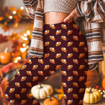 Pompoentaart Herfst Thanksgiving Bourgogne Leggings<br><div class="desc">Kom in de feeststemming met deze Pumpkin Pie Herfst Thanksgiving Bourgondische Leggings. Versierd met een speels pompoentaartpatroon op een rijke bordeauxrode achtergrond, brengen deze leggings zowel comfort als vakantiecharme in uw garderobe. Ideaal voor Thanksgiving feesten, casual uitstapjes, of gezellig tijdens de koelere maanden, deze leggings zijn een leuke en stijlvolle...</div>