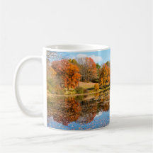 Pond omringd door kleurrijke, misleidende bomen