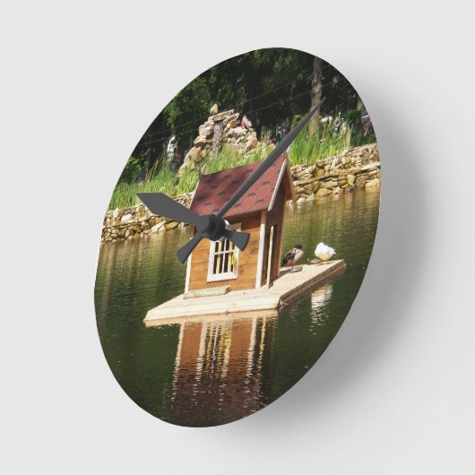 Pond with bird house ronde klok (Hoek)