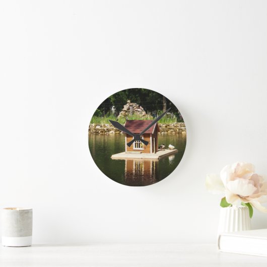 Pond with bird house ronde klok (Huis)