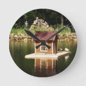 Pond with bird house ronde klok (Voorkant)