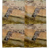 **"Pondside Feest: een otter en zijn vangst"** Douchegordijn (Voorkant)